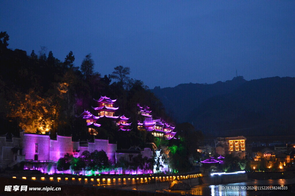 湖畔夜景 璀璨灯光映楼阁