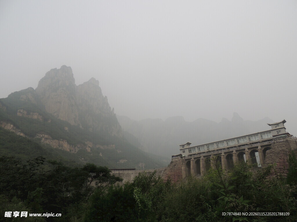 雾中巍峨山峦与建筑