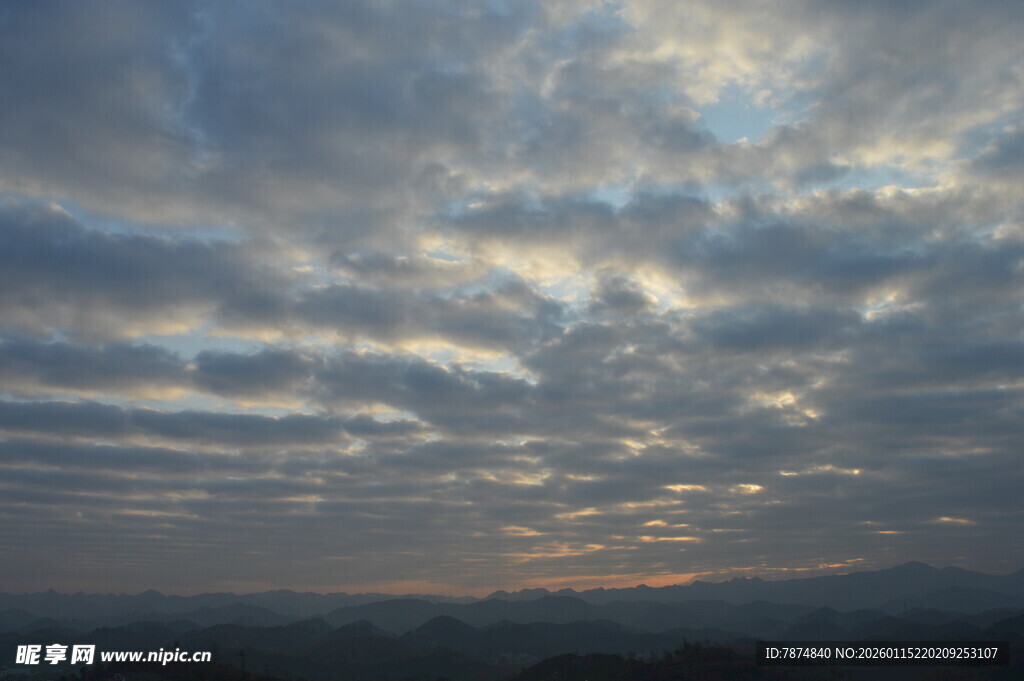 日出时分的壮丽云层景观
