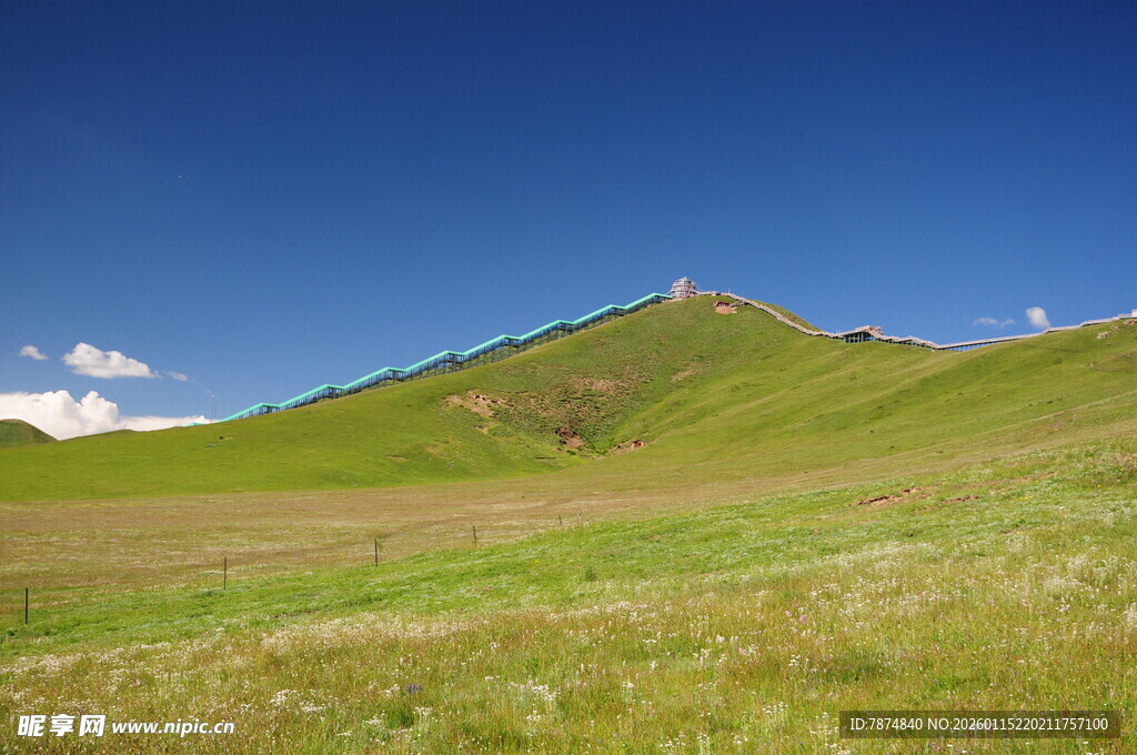 草原山丘蓝天美景
