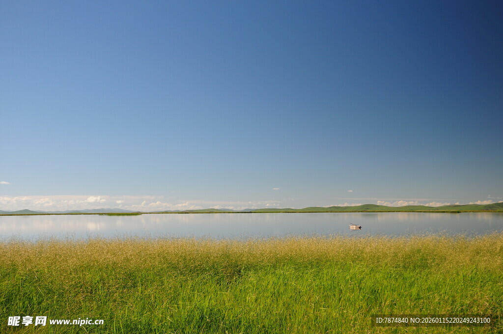 湖畔绿野 蓝天之下的宁静