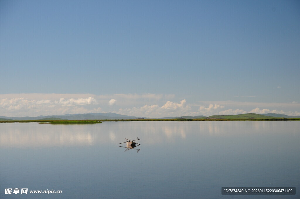 平静湖面单人泛舟美景