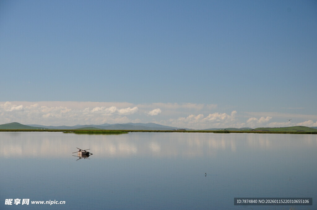 平静湖面孤舟映蓝天