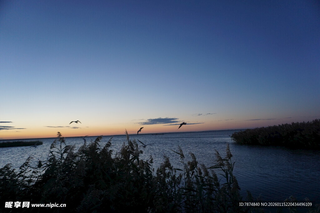 湖畔黄昏美景