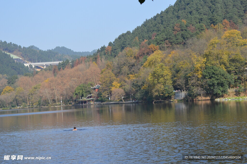 秋日湖畔山林美景