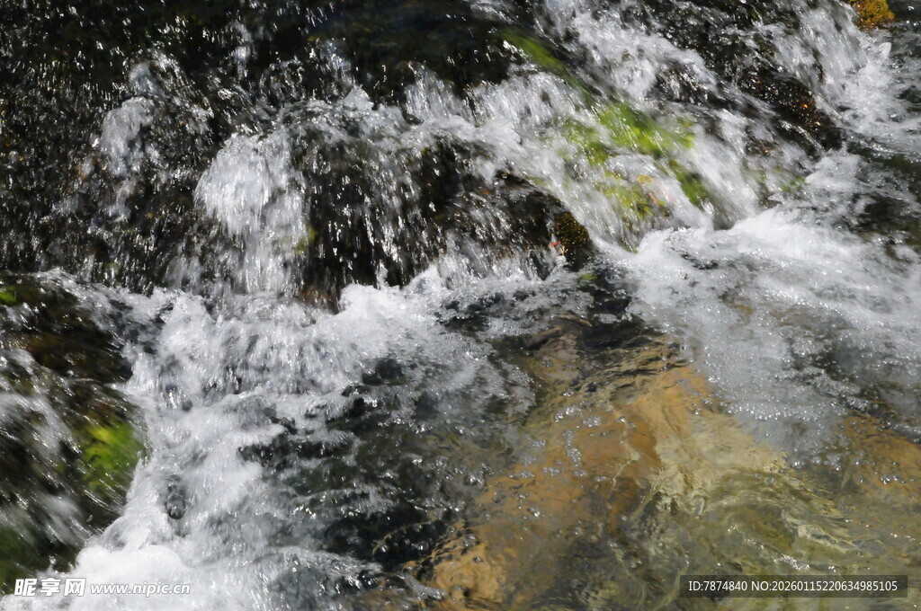 山间溪流瀑布水花飞溅