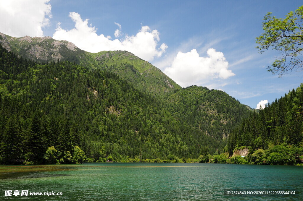 青山绿水间的澄澈湖泊