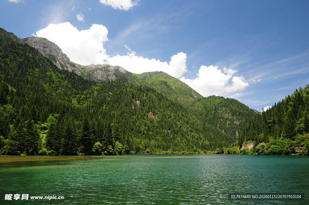 青山绿水间的澄澈湖泊