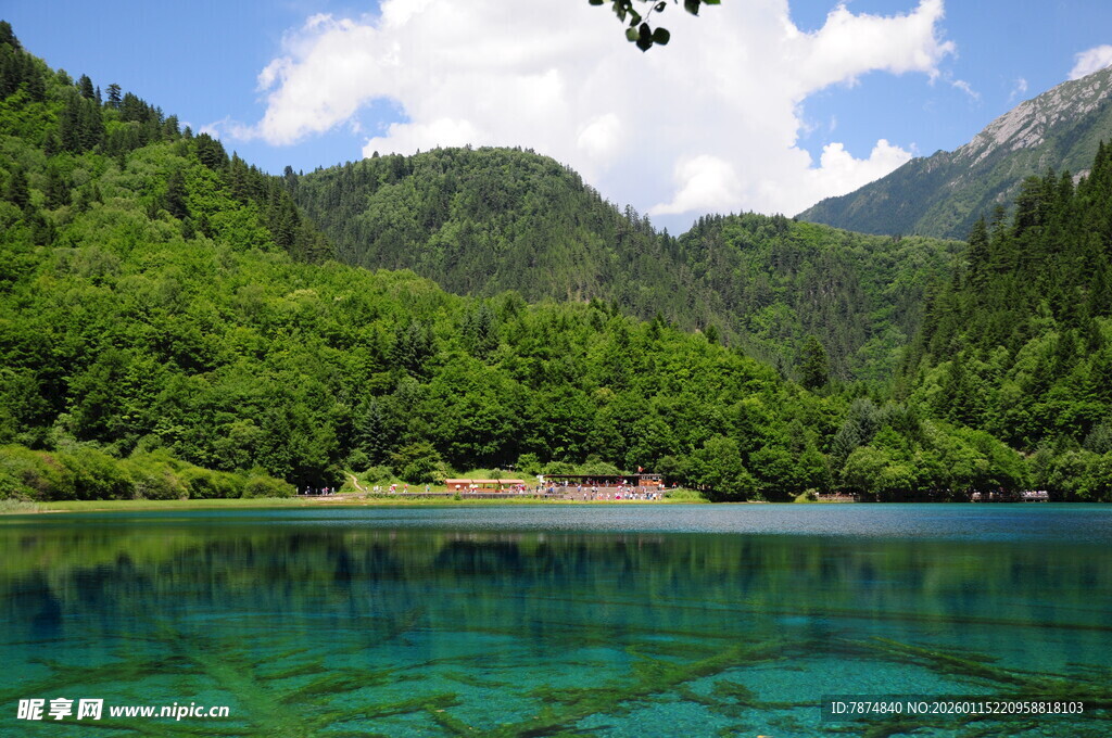 青山绿水间的澄澈湖泊