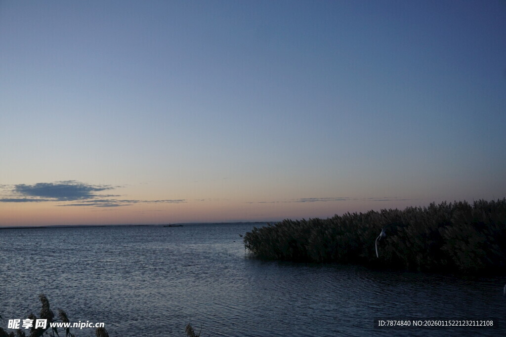 黄昏下的宁静湖畔景色