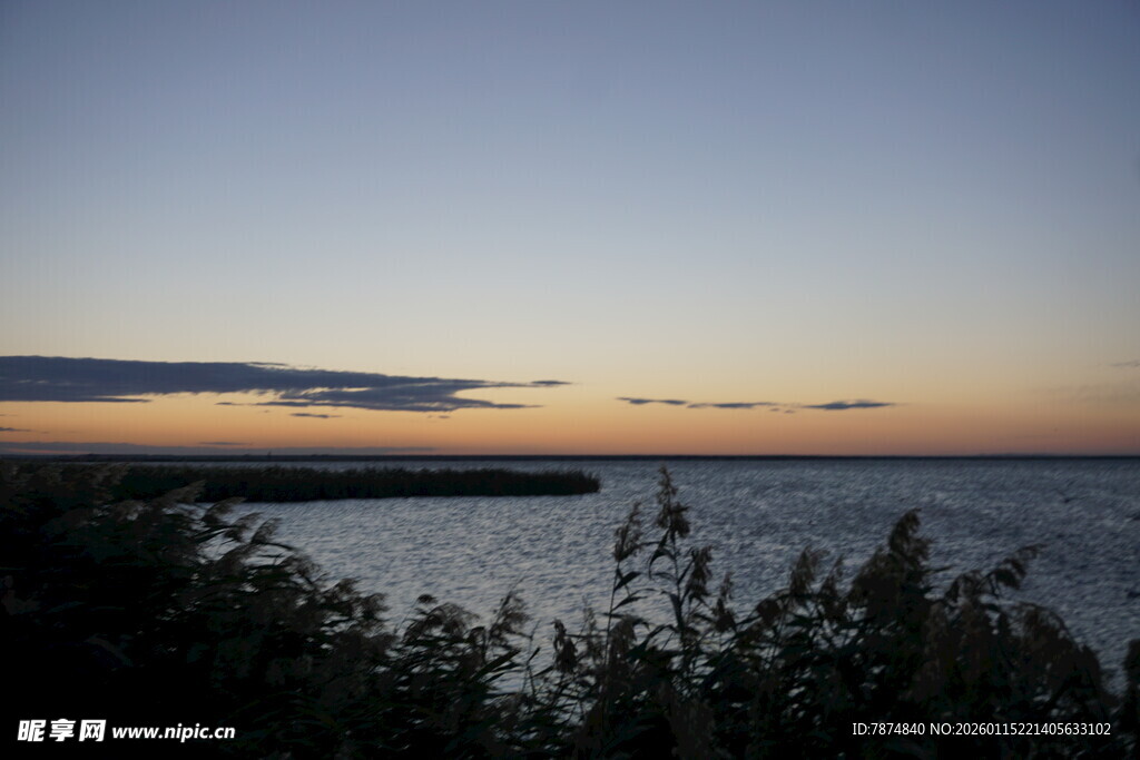 湖畔黄昏美景