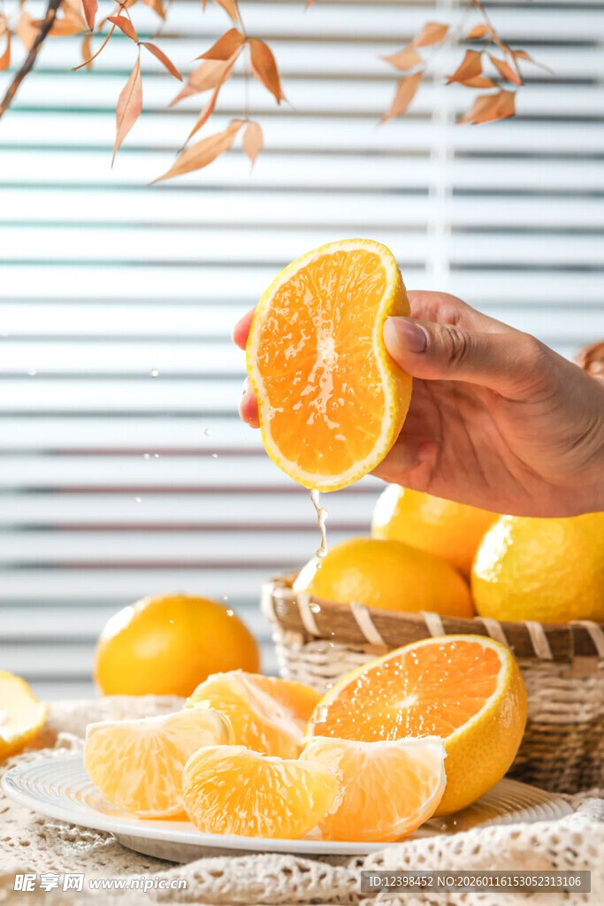 手剥多汁甜橙