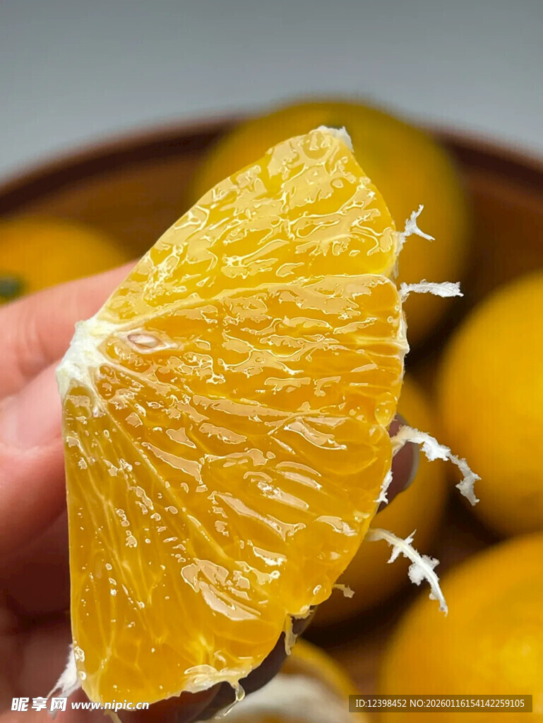 剥开的新鲜橙子果肉