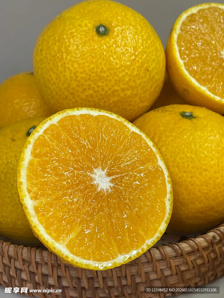 篮子里的新鲜黄橙
