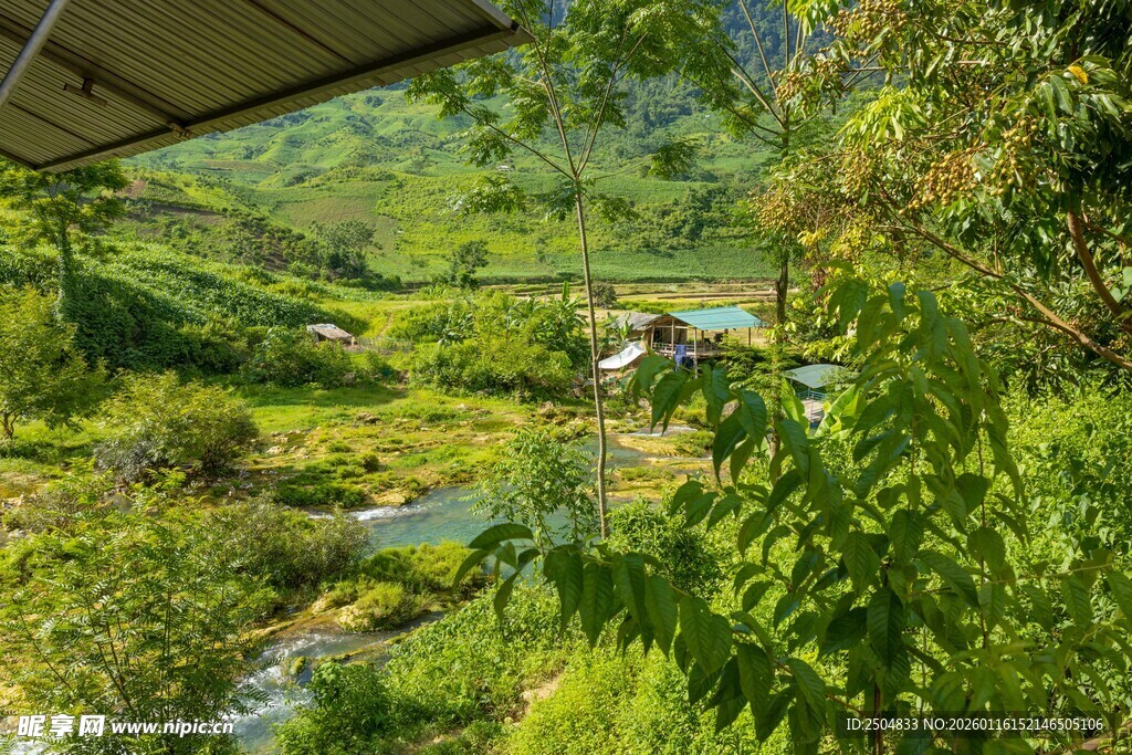 山间绿野溪流自然美景