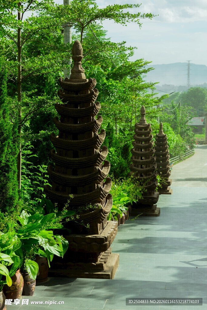 石塔列于绿植环绕小径