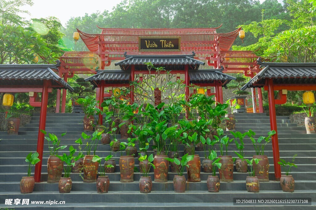 中式园林牌坊与绿植景观