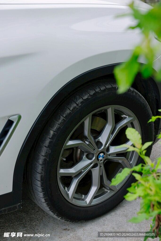 白色汽车车轮特写