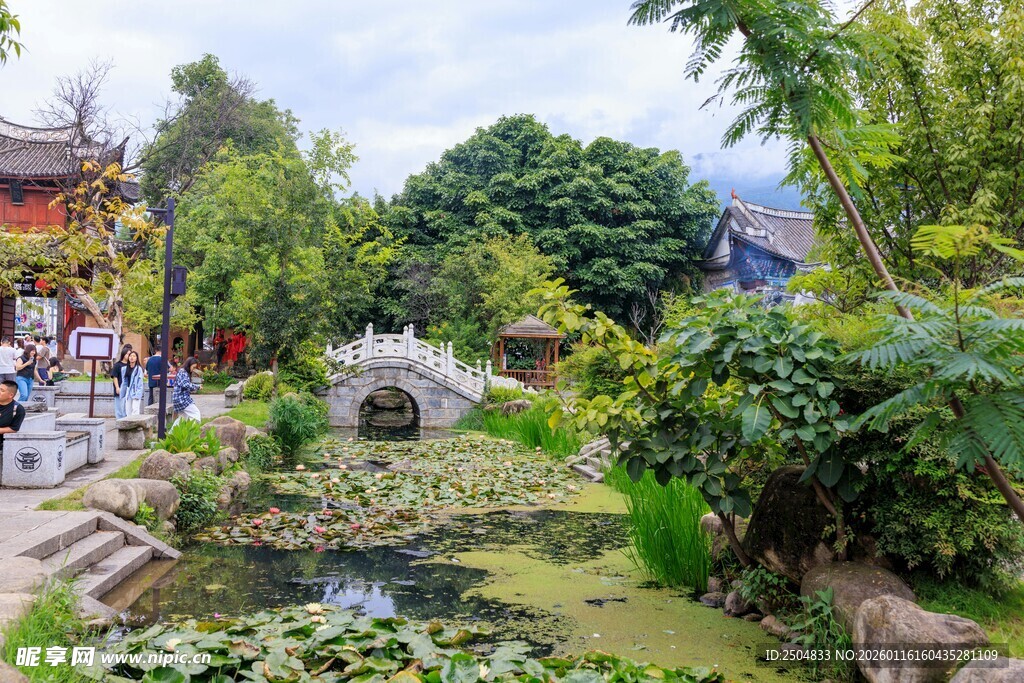 中式园林池塘石桥景致
