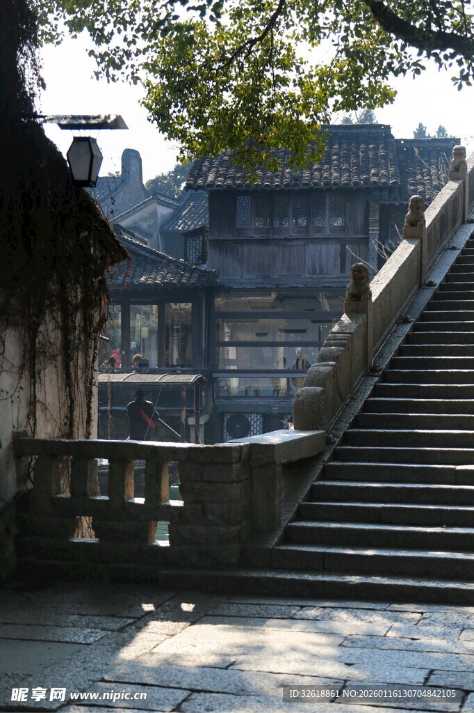 古镇古桥石阶旁的中式传统建筑