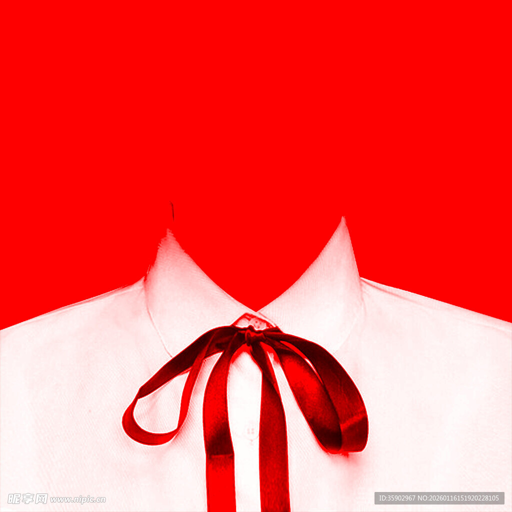 红色蝴蝶结系于白领口