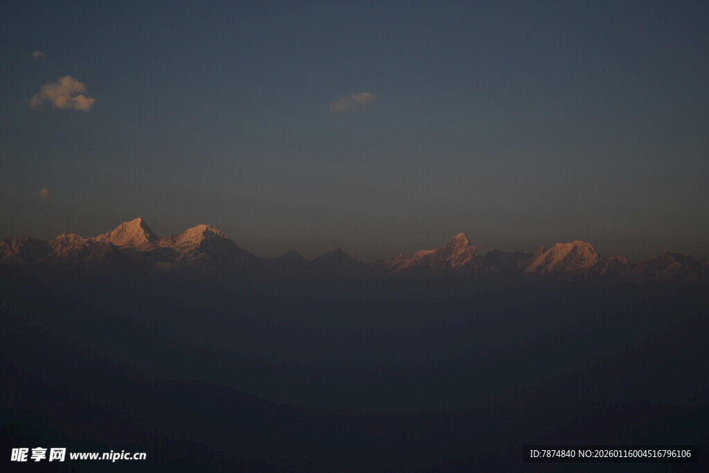 黄昏下的山峦美景