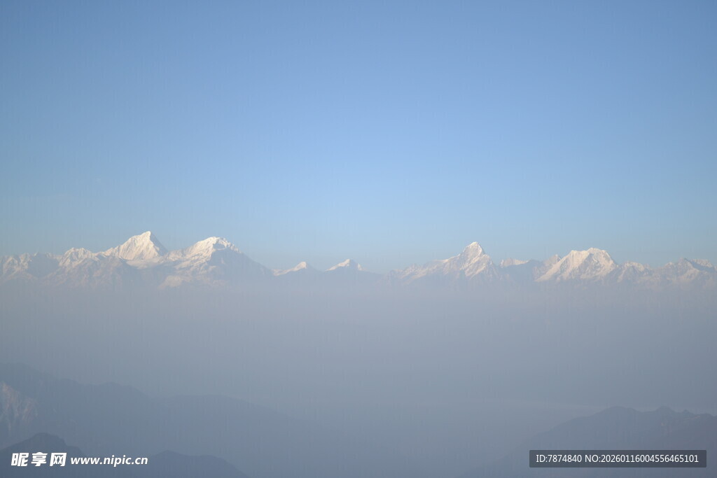 蓝天之下的朦胧山峦
