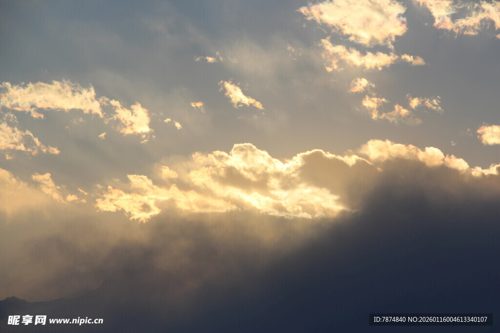 夕阳下穿透云层的光束