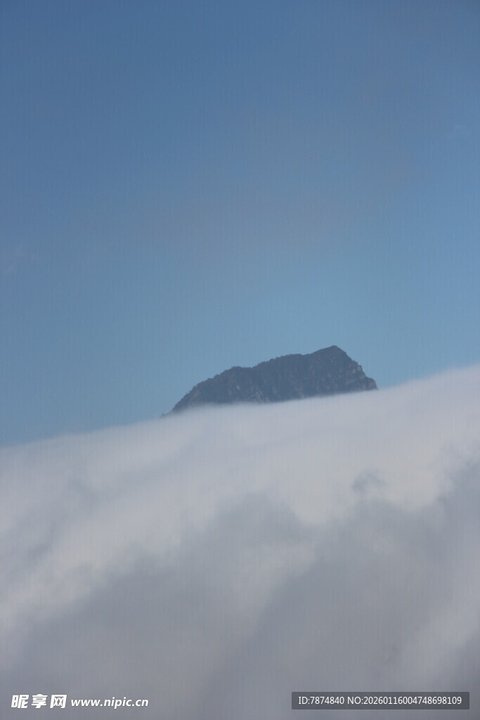 云海之上的孤峰
