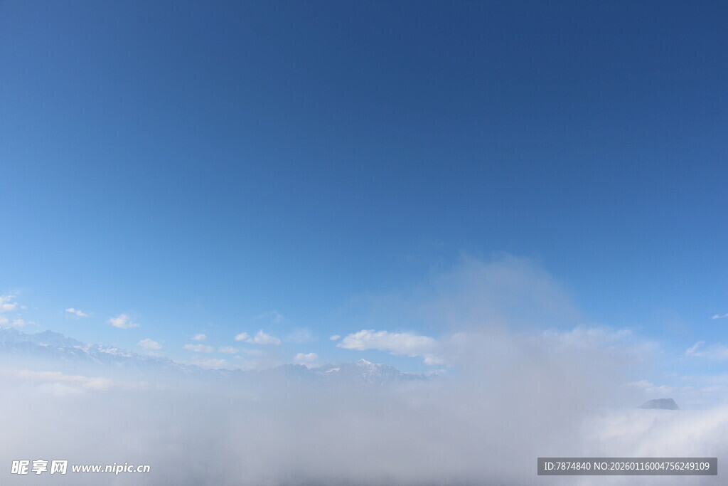 蓝天白云间的缥缈云雾