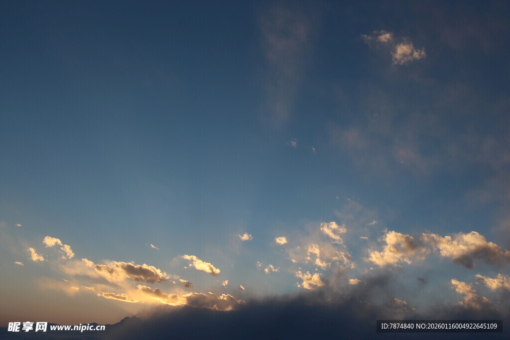 黄昏时分的绚烂天空