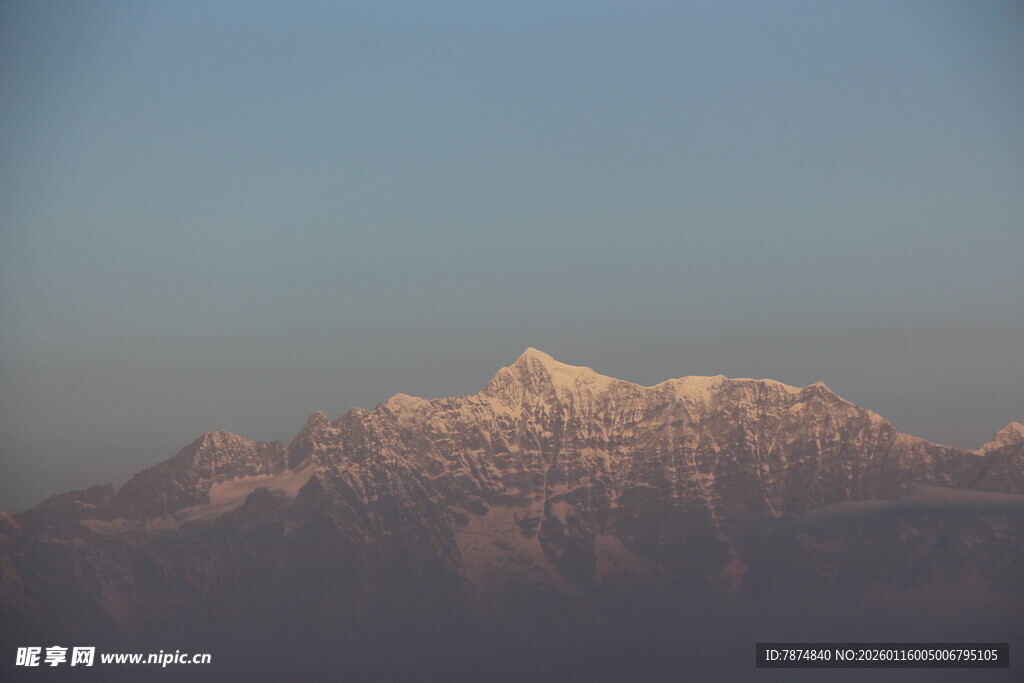 金色霞光下的巍峨山脉