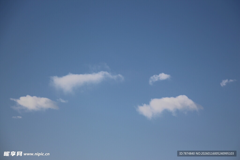 蓝天飘着几朵白云