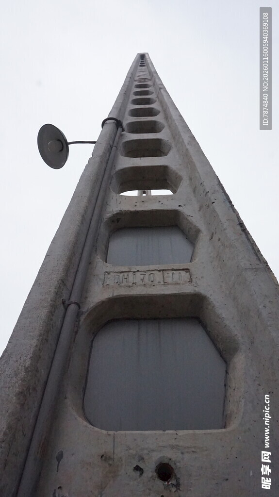 仰视下的高耸工业风建筑