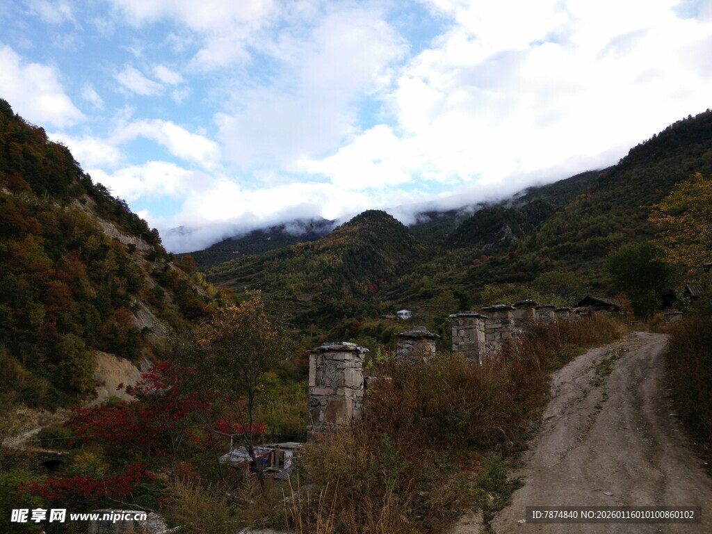 山间小路旁的村落风光
