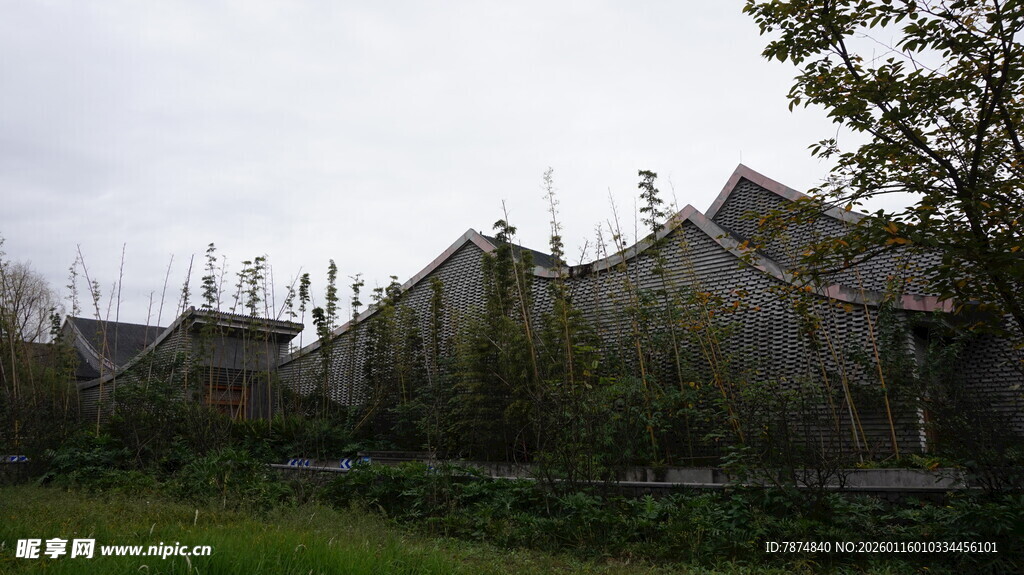 乡村老旧房屋与周边景致