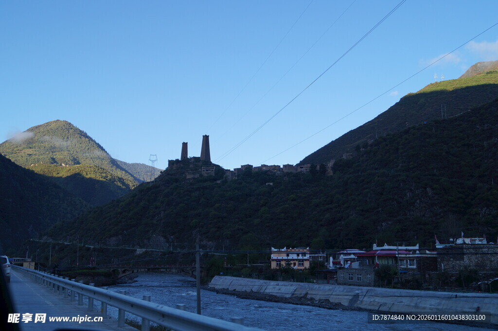 山间城堡与村落风景