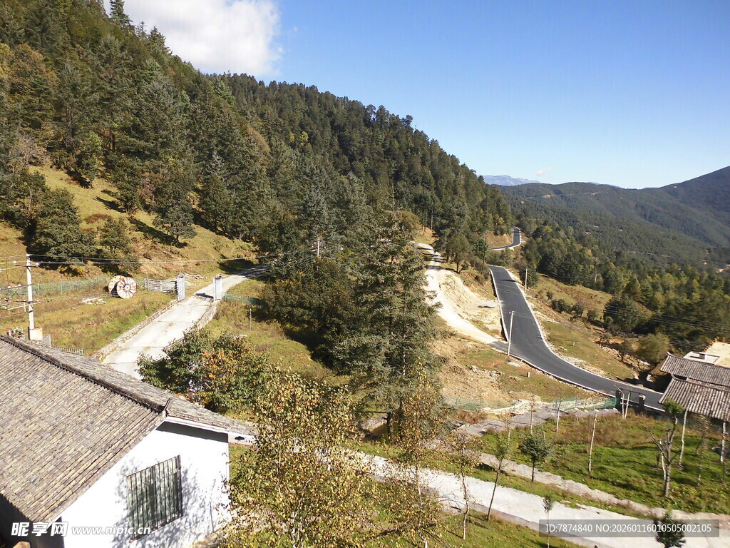 山间蜿蜒公路与民居景色