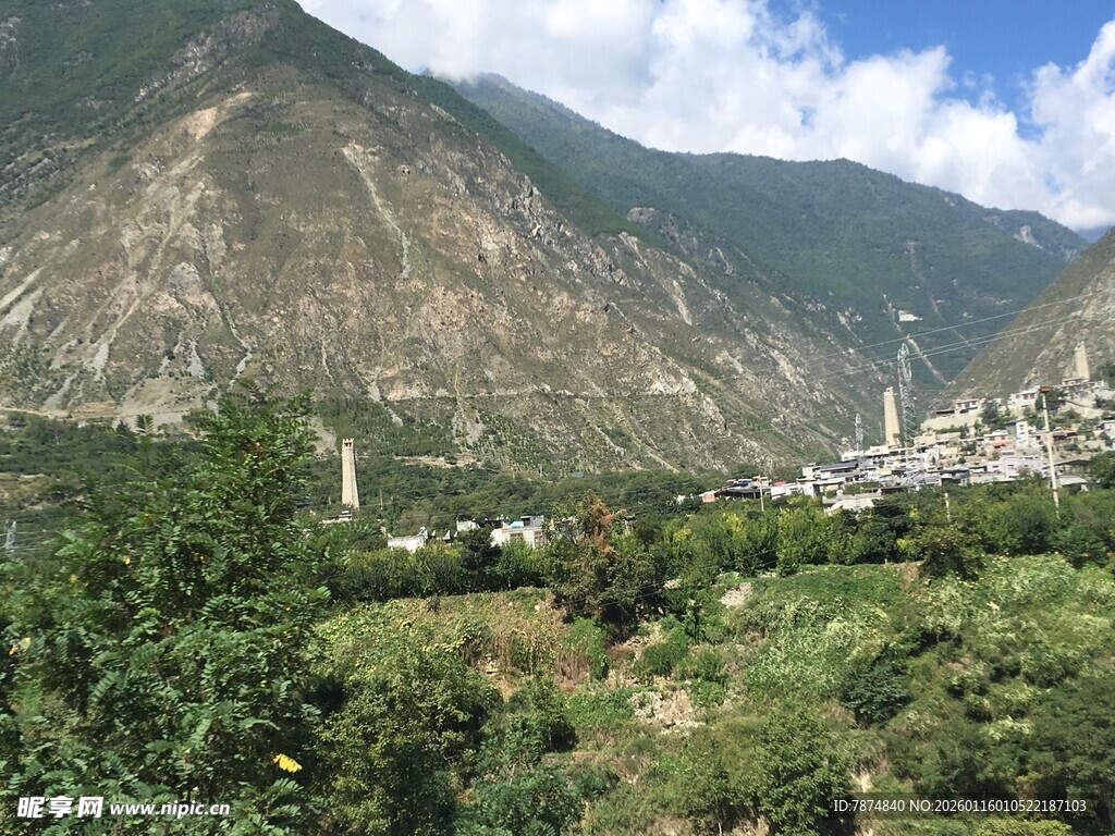 山间绿意盎然的村落景观