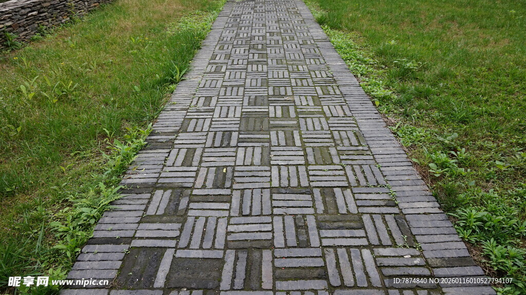 石板铺就的林间小径