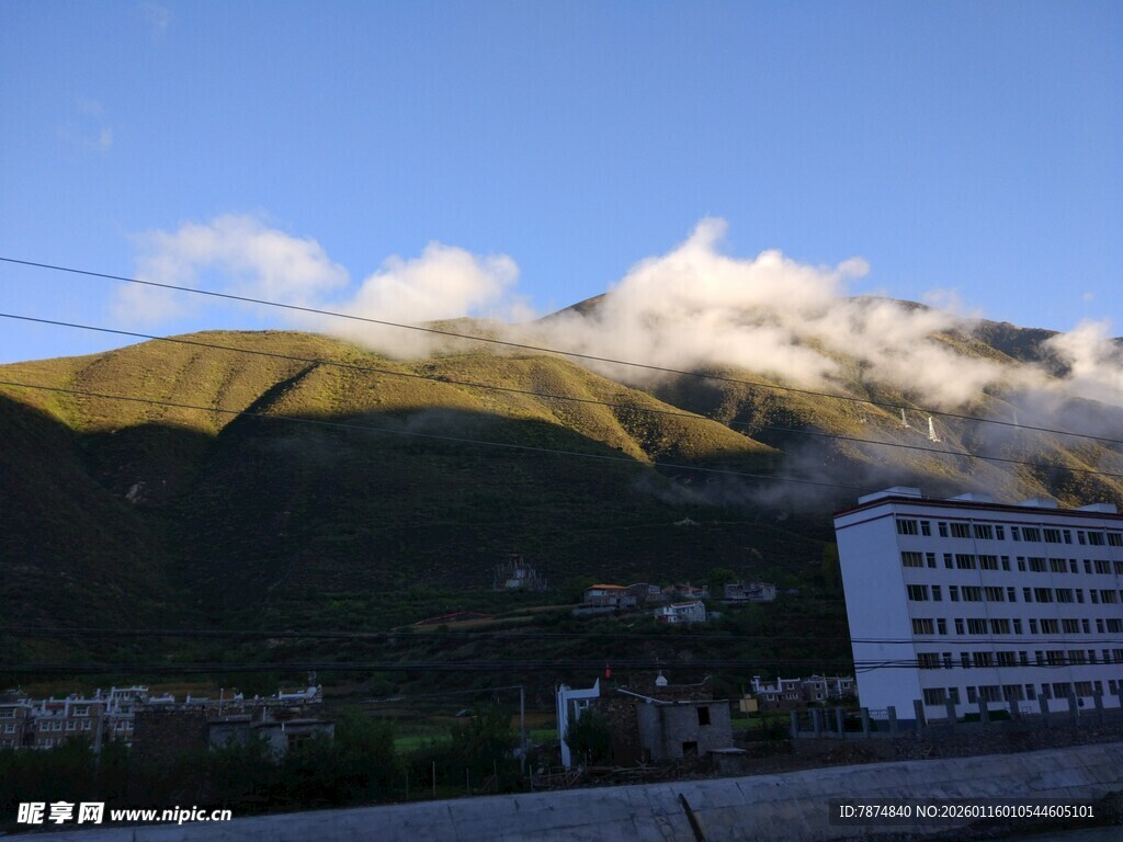 山景与建筑相映成趣