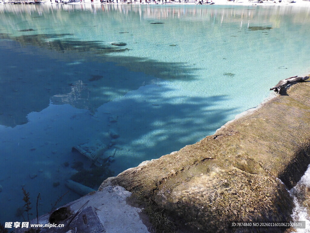 海边礁石旁的清澈海水