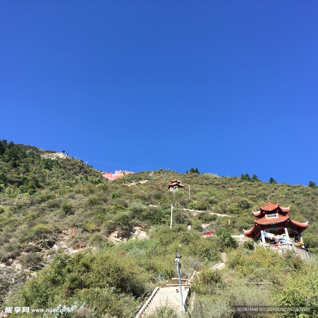 山间古亭 蓝天绿树相映