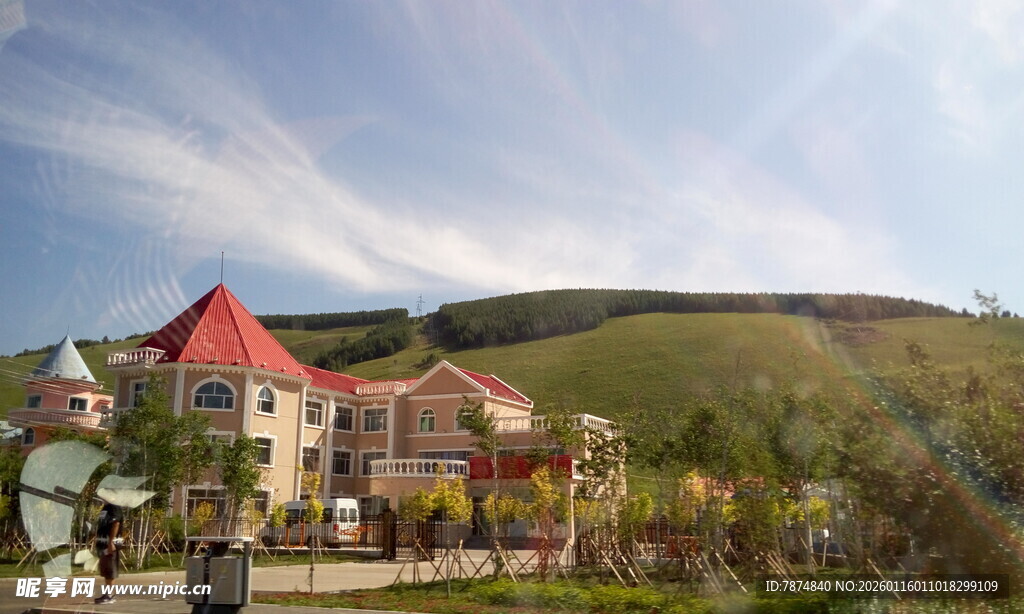 山间多彩建筑与游乐设施