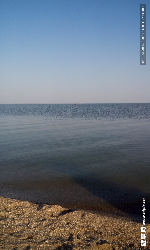 宁静海边 沙滩与广阔水域