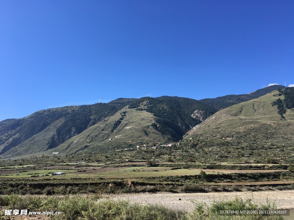 壮丽山景与开阔田野风光