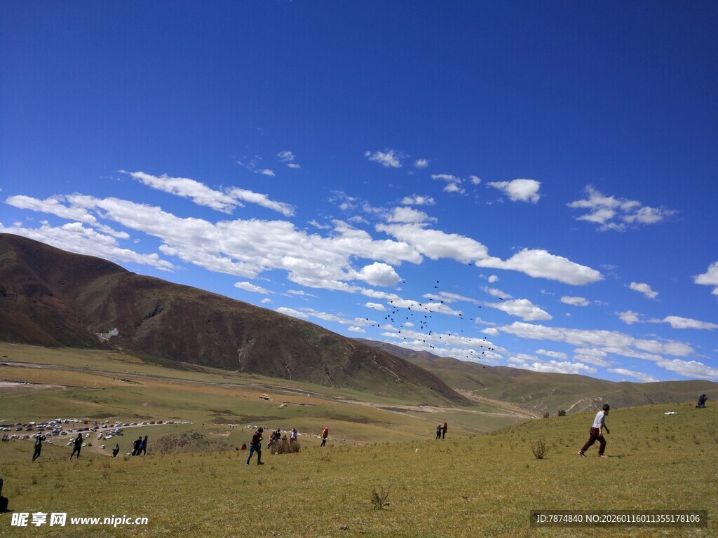 草原上的人群与蓝天白云