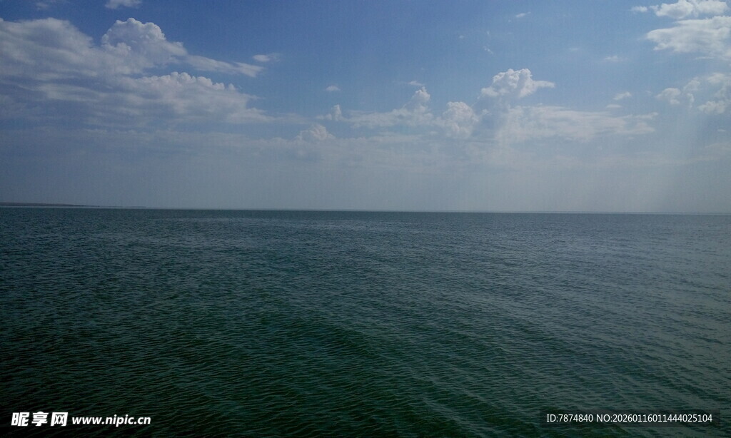 广阔海面与蓝天白云美景