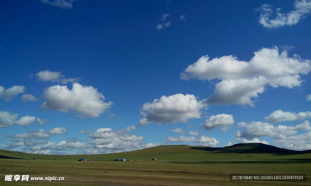 草原蓝天美景