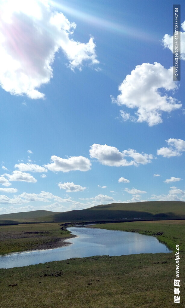 蓝天碧水间的自然风光